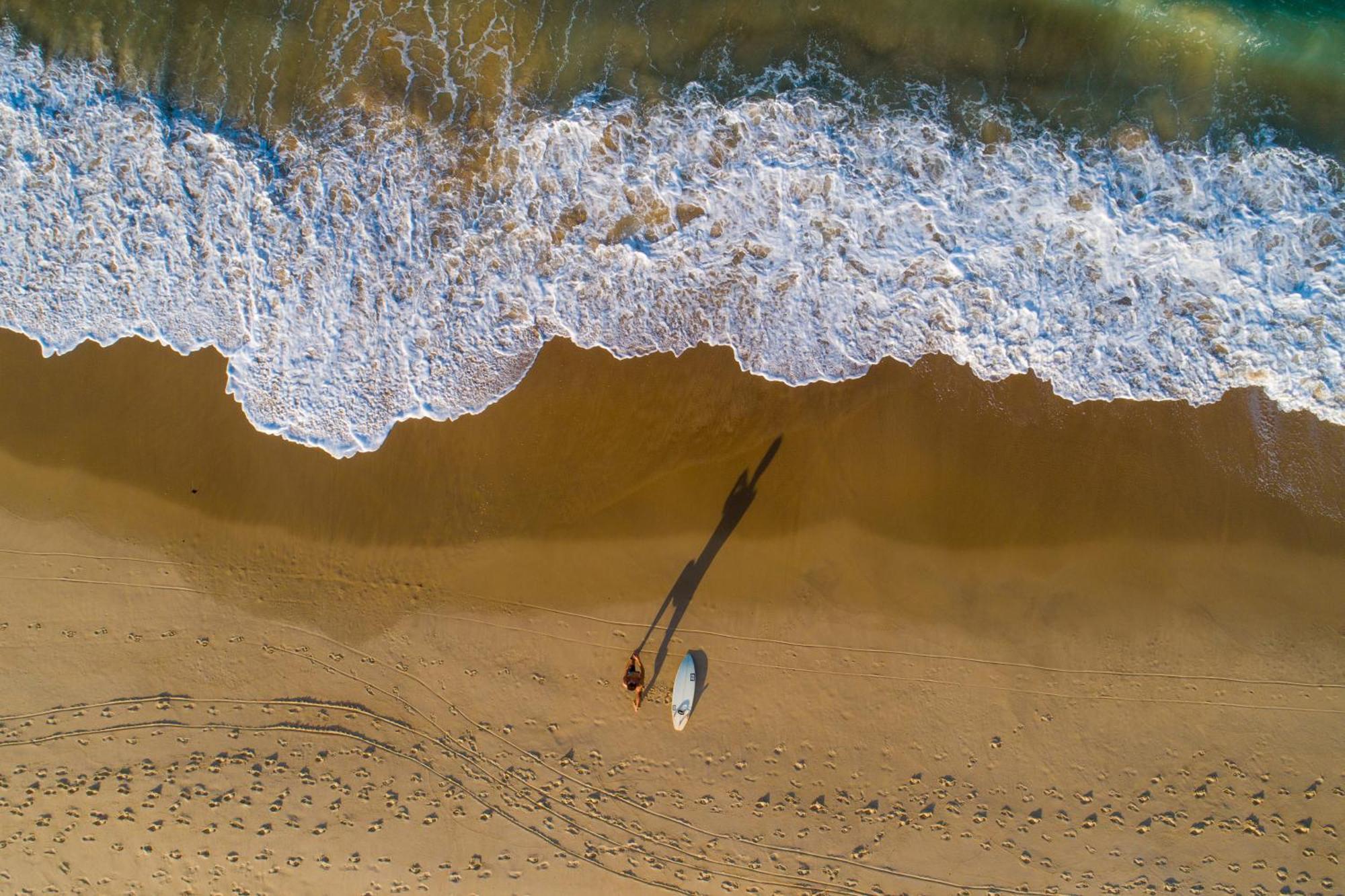 Vila Galé Fortaleza Esterno foto A surfer at the beach